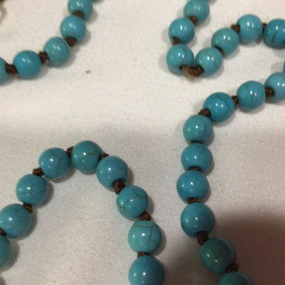 Long turquoise, glass bead necklace with wooden tooth - Picture 5 of 5